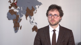 Niepewność powodowana amerykańskimi cłami wstrzymuje inwestycje. Firmy skupiają się na gromadzeniu zapasów